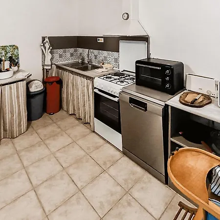 2 Bedroom Awesome In Leon Sur Vezere Ferienhaus